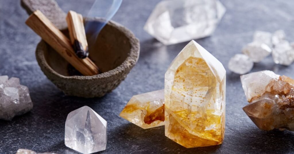 limpeza de cristais com palo santo