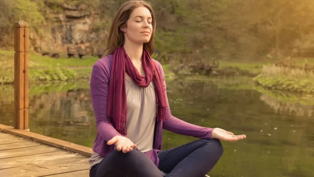 meditação guiada na natureza em frente a um lago