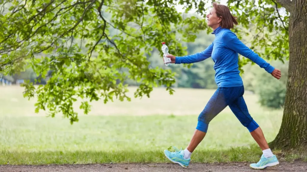 O poder da gratidão - mulher caminhando enquanto direciona no ambiente motivos para agradecer