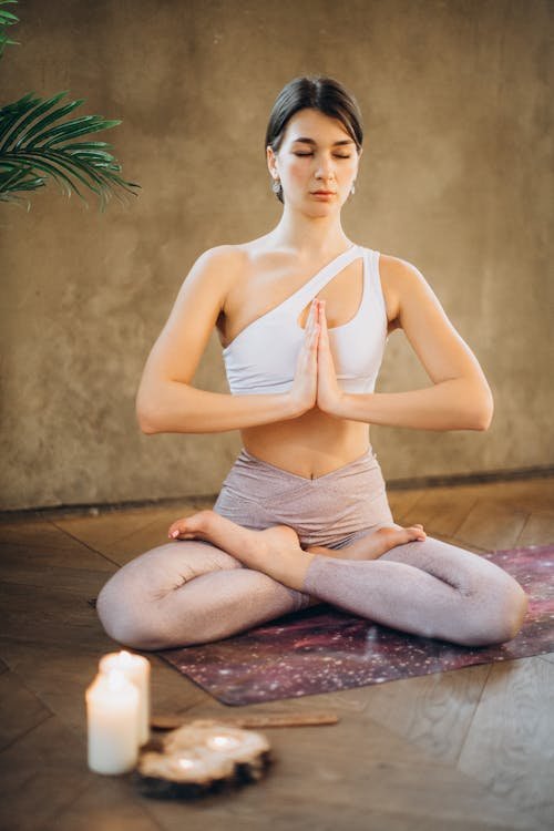 Pessoa em uma postura de Hatha Yoga (Tadasana - Postura da Montanha) em um ambiente tranquilo e iluminado.