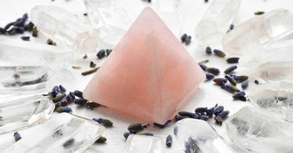 quartzo rosa em formato de pirâmide