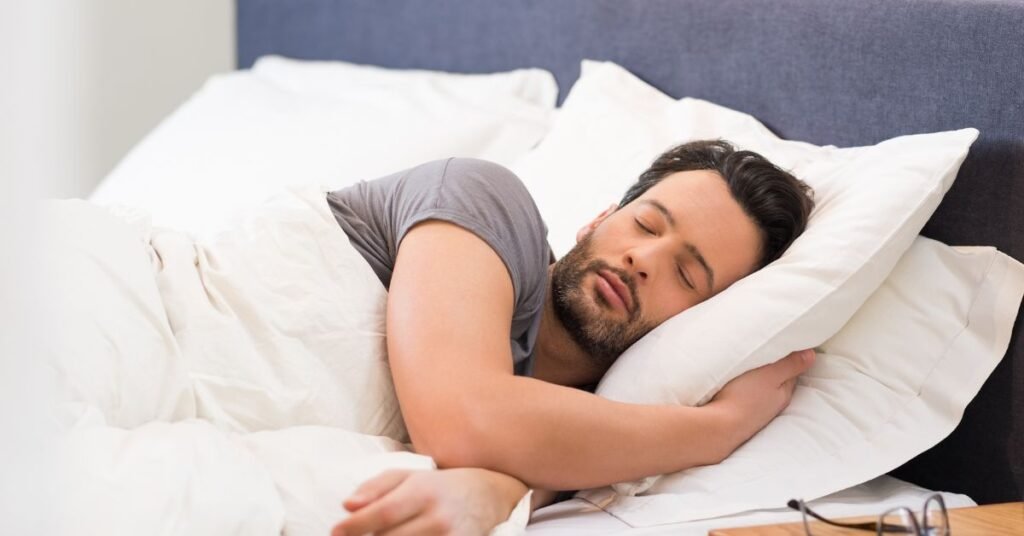 homem com rotina do sono consciente para um sono reparador