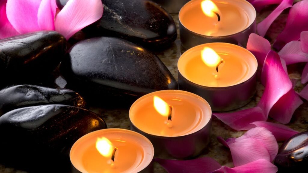velas aromáticas acesas