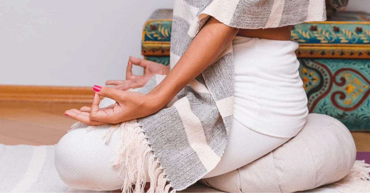 mulher meditando com zafu