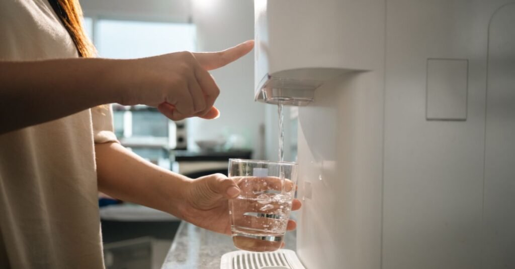 Microhábitos de Bem-Estar beber um copo de água pela manhã